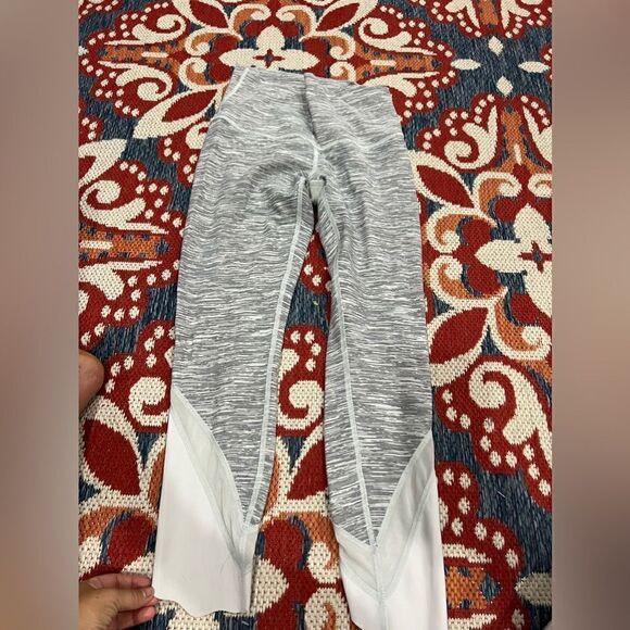 Wunder Under Scalloped Hem High-Rise Crop - Picture 2 of 3